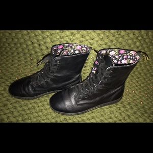 Dr. Martens Stratford Boots